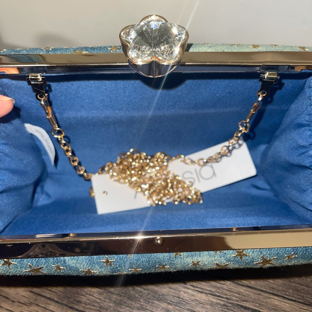 beautiful clutch also with its chain cuff to use it also as a crossbody